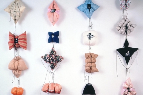 Annette Messager, Histoires des oreillers, Marian Goodman Gallery